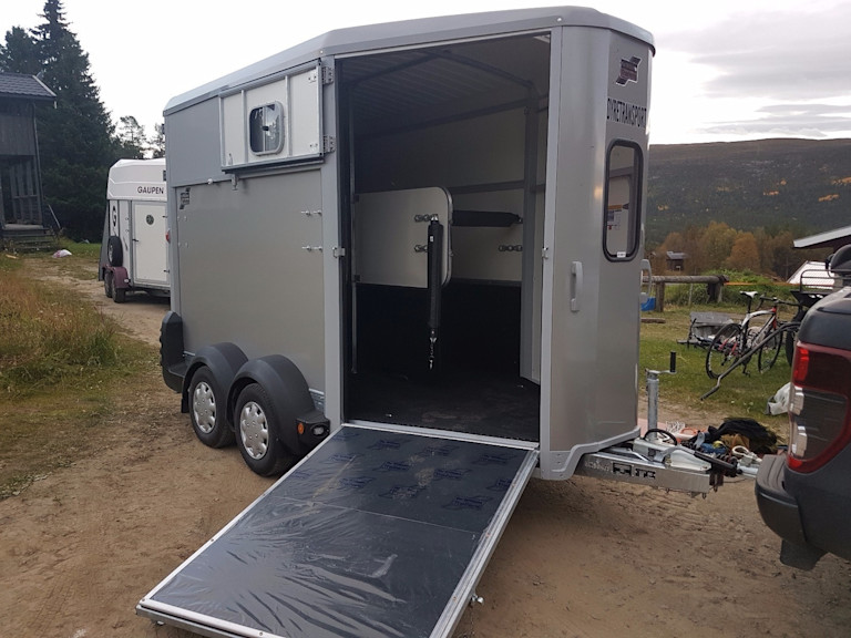 l-268192-ny-hestehenger-leies-ut (1)