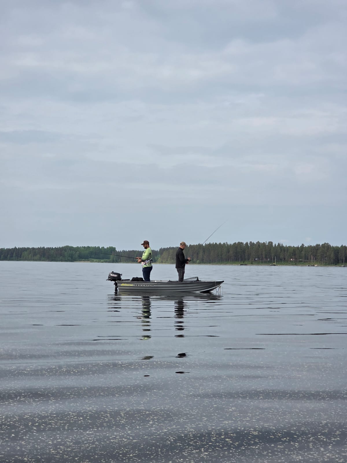 Två personer fiskar från en hyrd aluminiumbåt på Siljan.