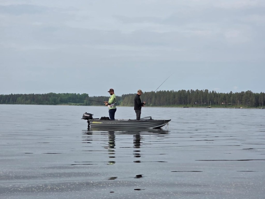 Två personer fiskar från en hyrd aluminiumbåt på Siljan.