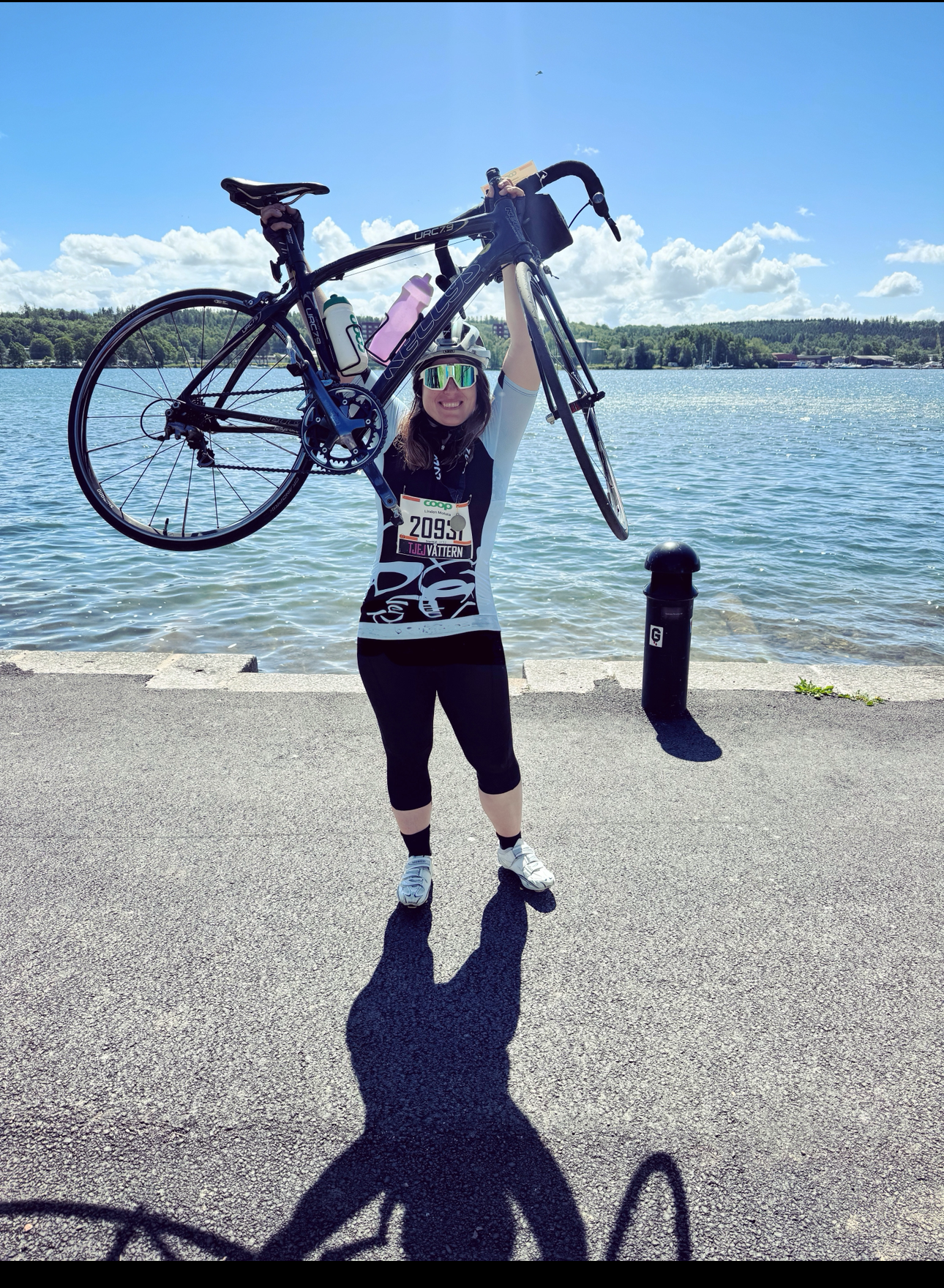 Jannika efter Tjejvättern med sin cykel vid vattnet.