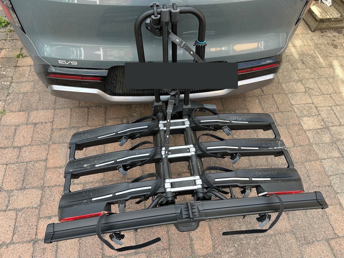 Thule EasyFold 3+1 cykelhållare monterad på bil, med registreringsnummer dolt.
