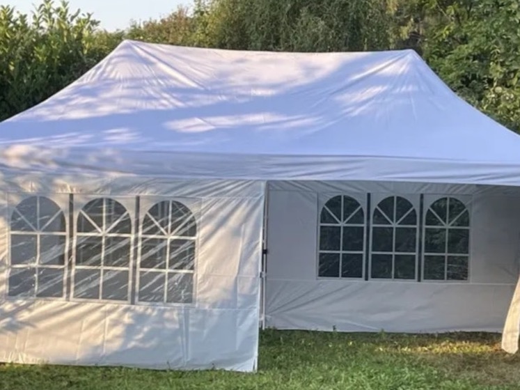 Partytält uppställt för en större tillställning.